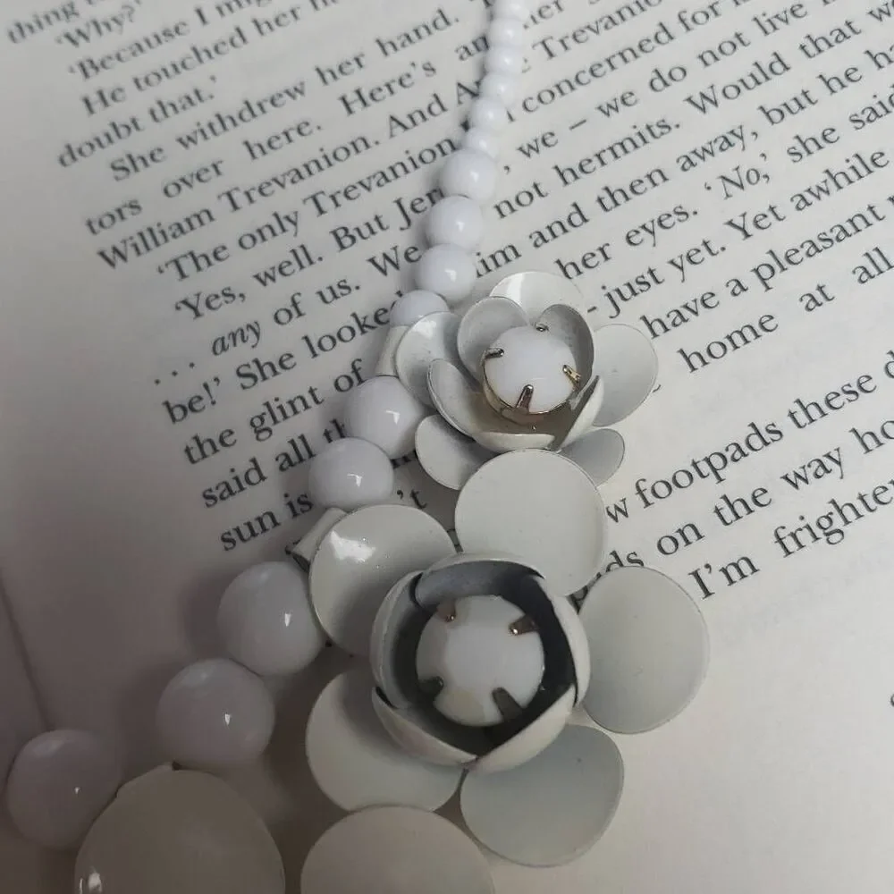 White‎ Floral Statement Necklace
